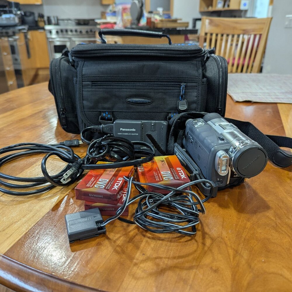 Panasonic LEICA DICAMAR -GS200 Video Camera with bag/accesories-Good condition